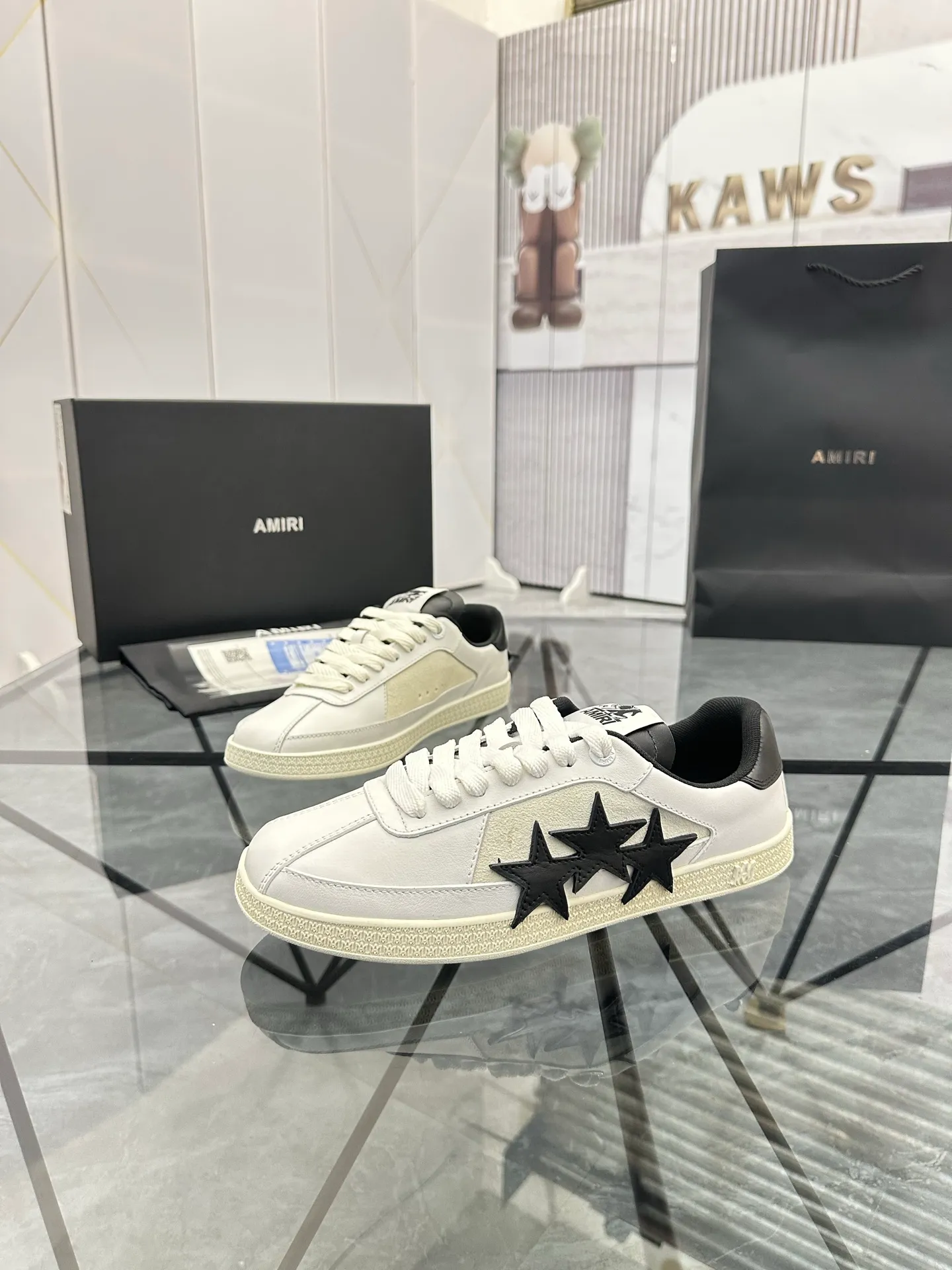 Men's shoes: 💰P560¥ Guangzhou top quality Product trademark: AMIRI* "Amir*" low-top casual shoes Regular size: 39-44 (can be customized to 45) Product material: imported first-layer cowhide leather upper, breathable lining, original outsole. Number: 525